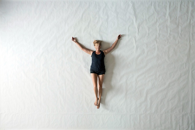 Heather Hansen cria suas obras com seu próprio corpo