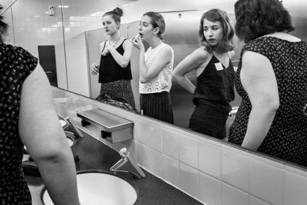 O que as mulheres fazem juntas no banheiro?
