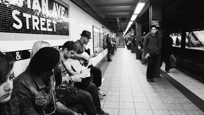 Mineiro Zooga Malaga se encontrou como violonista no metrô de Nova Iorque