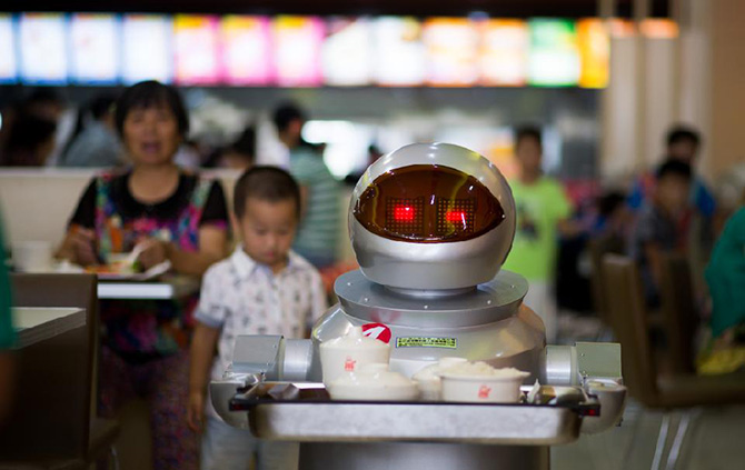 Restaurante chinês usa robôs para cozinhar e entregar pratos