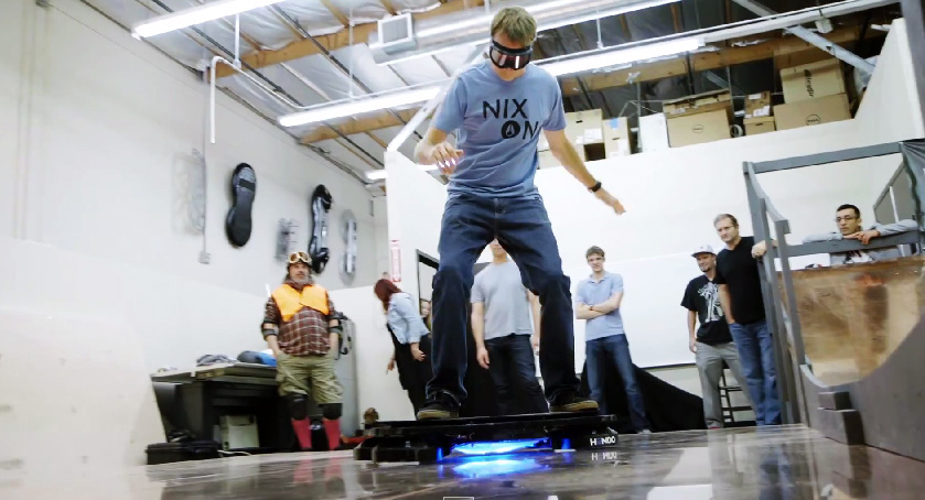 Tony Hawk testa o skate flutuante Hendo Hoverboard