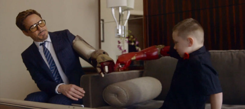 Robert Downey Jr presenteia garoto com braço mecânico do Homem de Ferro