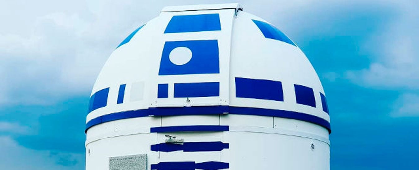 Olha só este observatório pintado de R2-D2