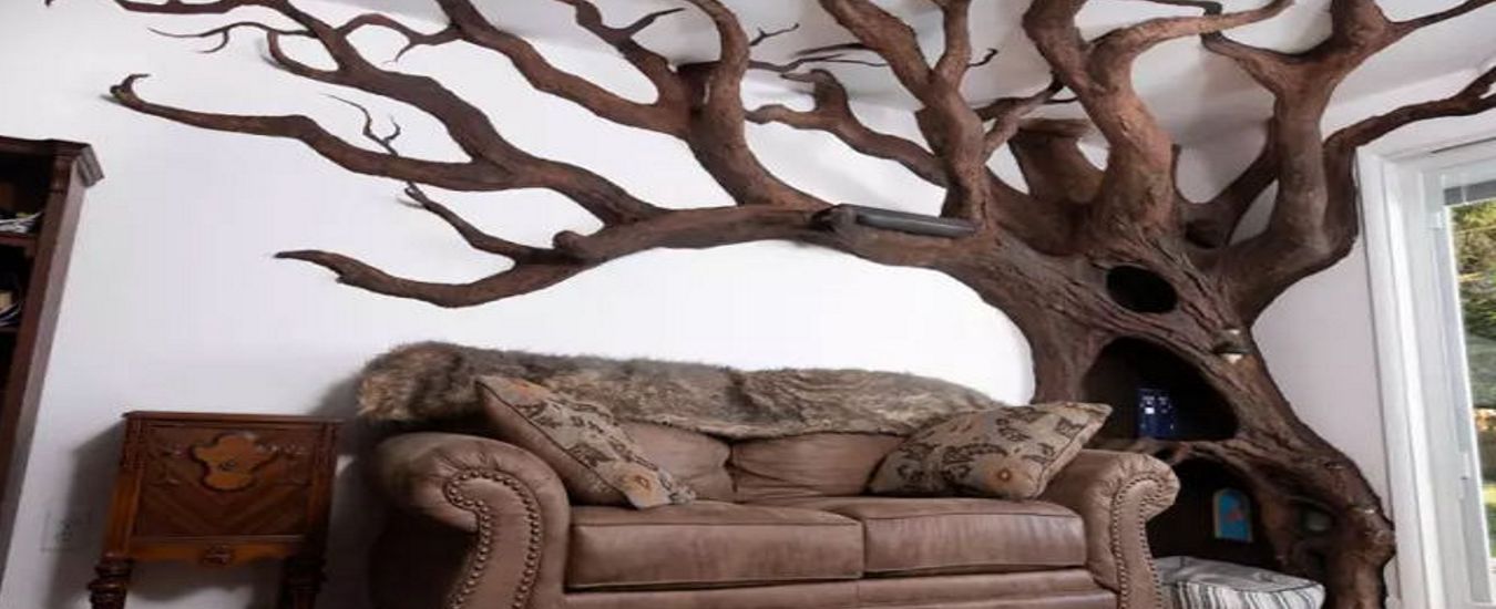 Artista cria árvore para seu gato na sala de casa