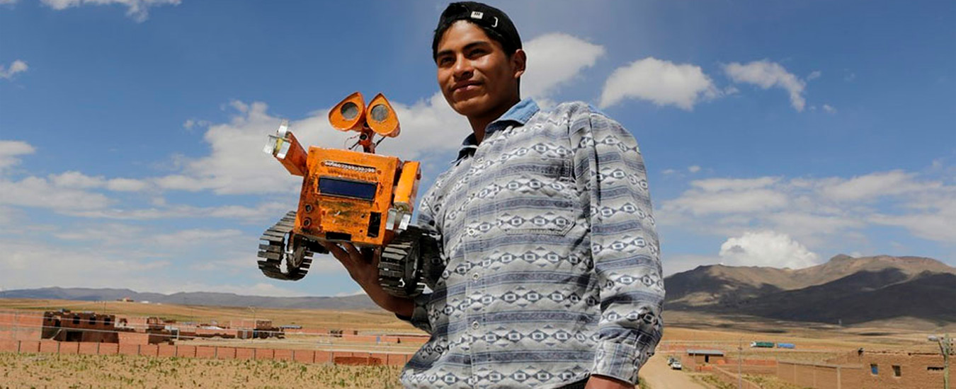 Jovem criou um robô Wall-E com resíduos de eletrônicos