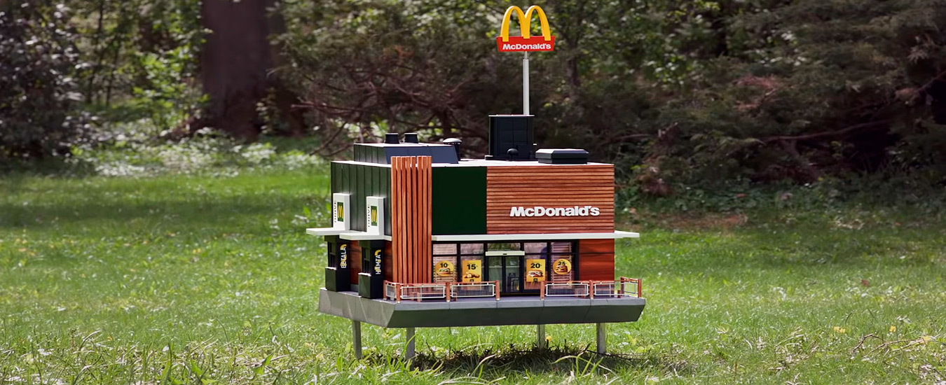 O menor McDonalds do mundo é uma colmeia