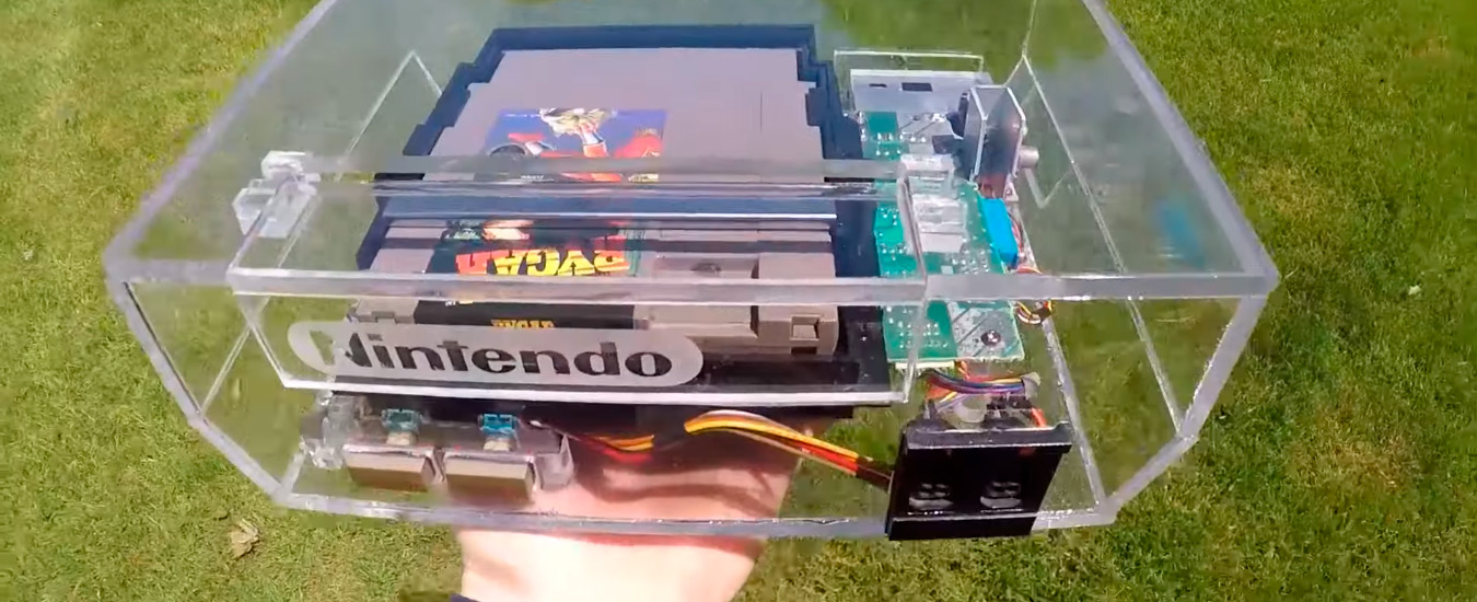 Youtuber cria NES de acrílico totalmente transparente