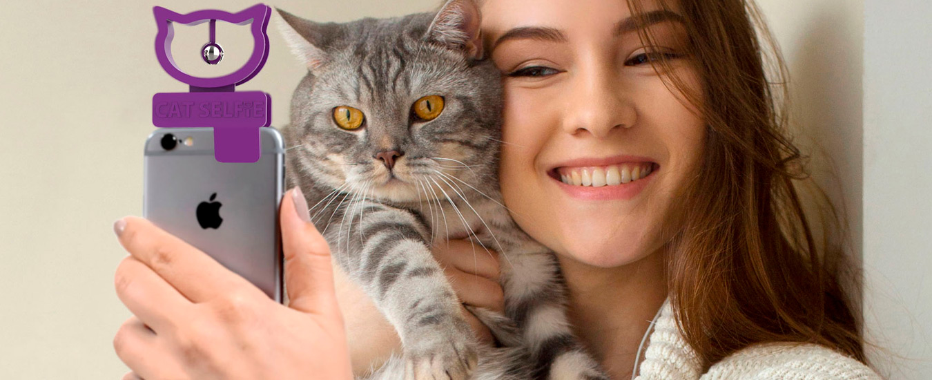 Um pequeno dispositivo de selfie para gatos