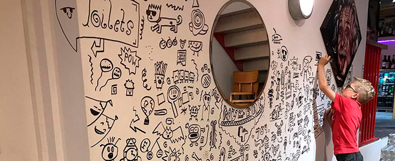 Garoto repreendido na escola por desenhar é contratado por restaurante para decorar as paredes
