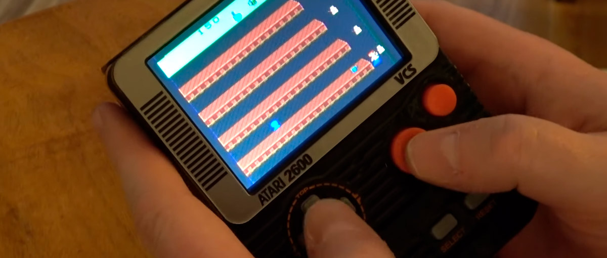 Atari portátil roda cartuchos originais do console clássico