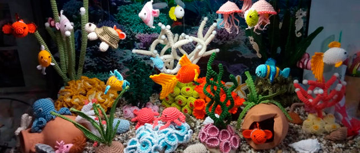 Um aquário de crochê cheio de peixes feitos a mão