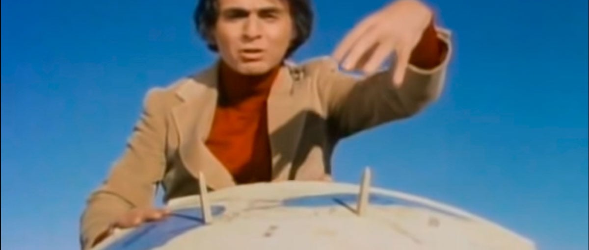 Carl Sagan elimina a teoria que a Terra é plana usando um papelão