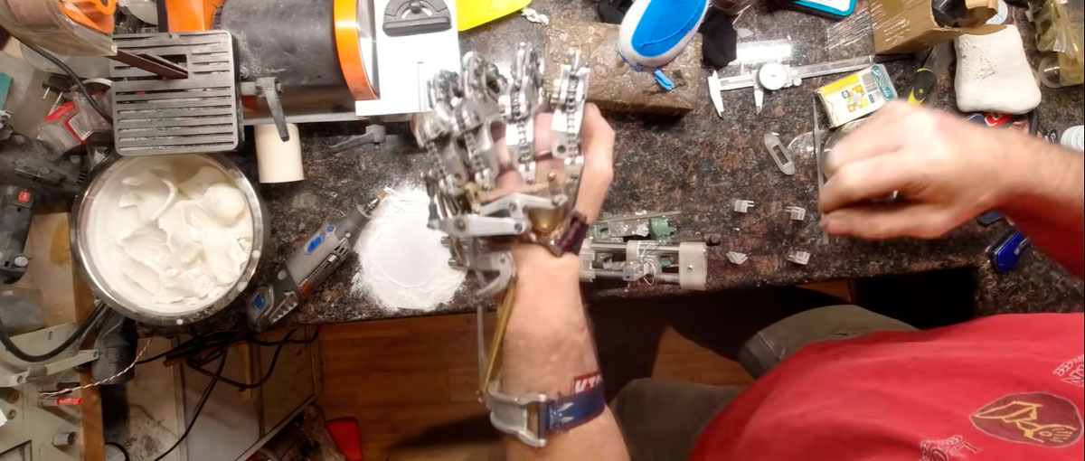 A mão protética criada para si mesmo, com uma mão, por um engenheiro