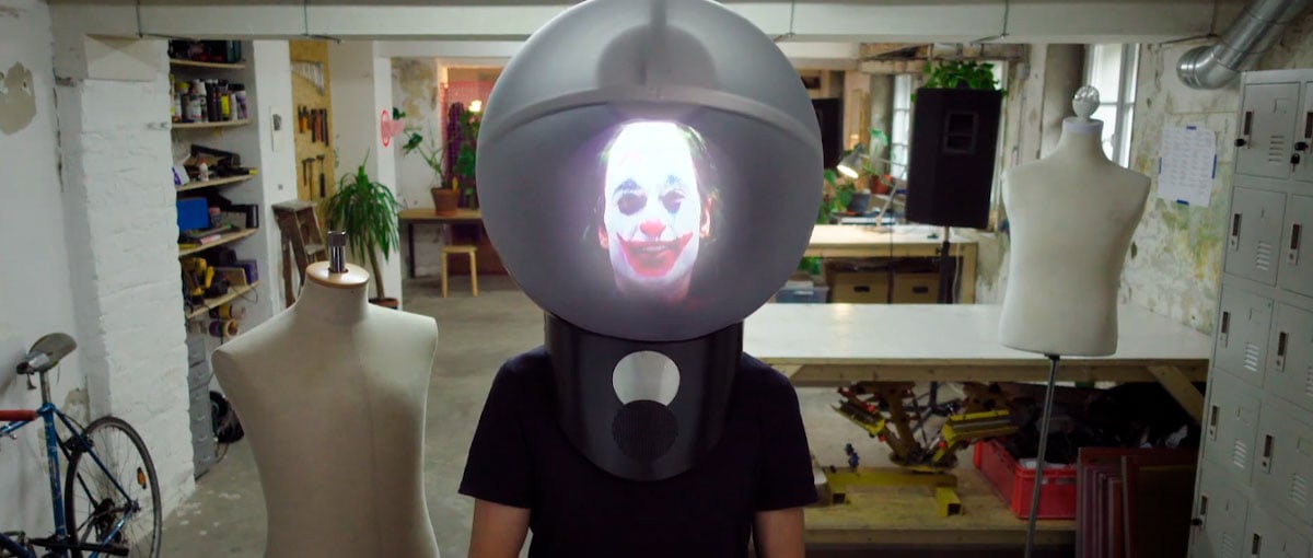 Um capacete que muda a sua cabeça via realidade aumentada