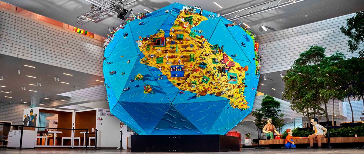 Globo gigante de LEGO traz criações de 430 crianças de 30 países