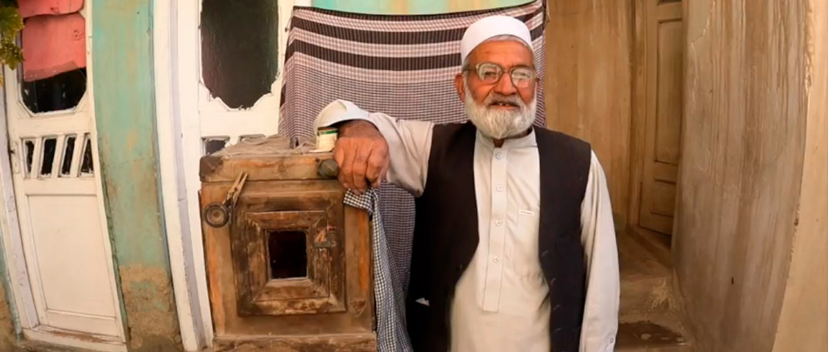 O fotógrafo afegão que usa uma câmera de 100 anos até hoje