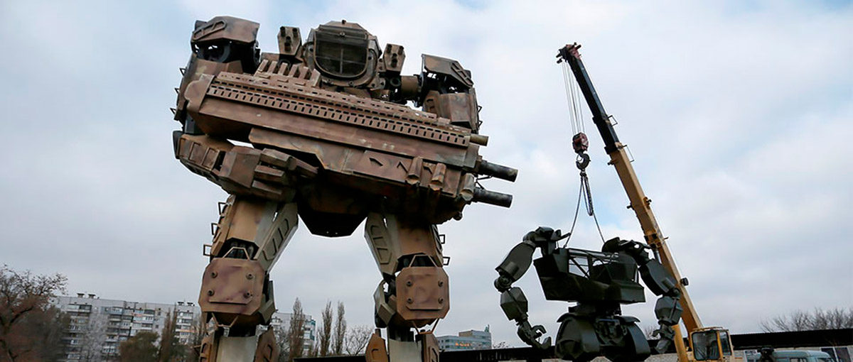 Mecânicos ucranianos estão criando Transformers com peças de carros usados