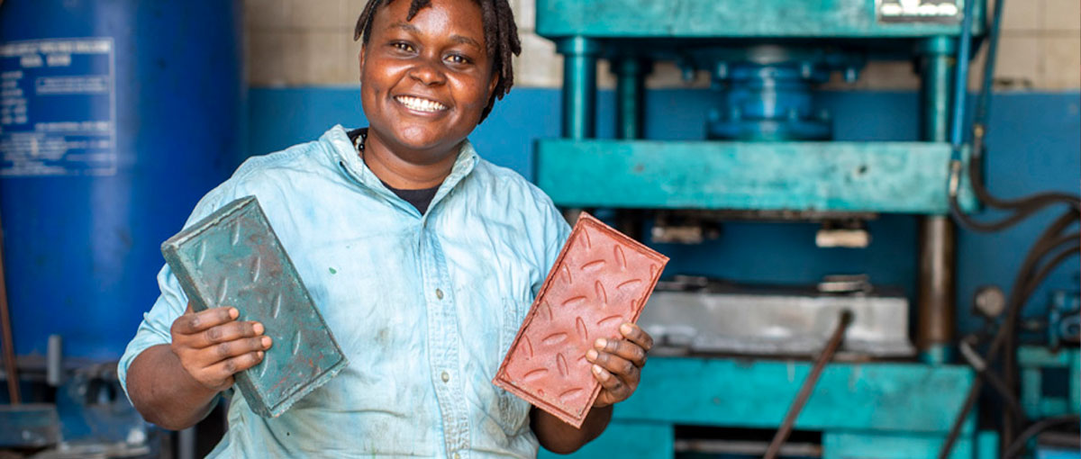 A empresa do Quênia que transforma plástico reciclado em tijolos