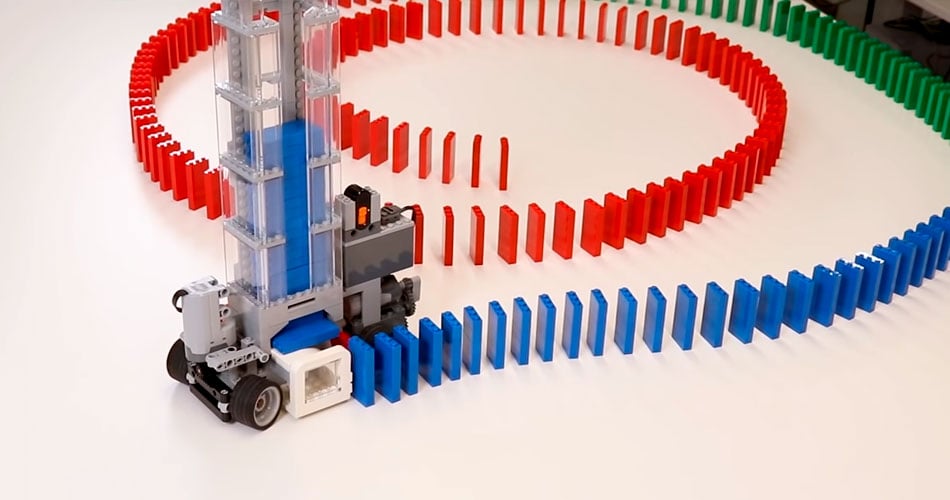Uma Máquina LEGO de Dominó movida por controle remoto