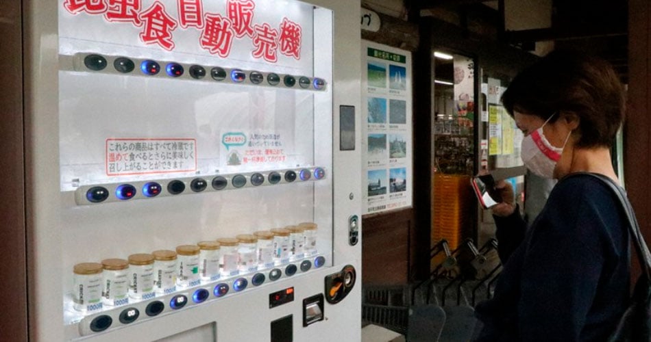 No Japão, você pode comprar petiscos de insetos em máquinas de venda