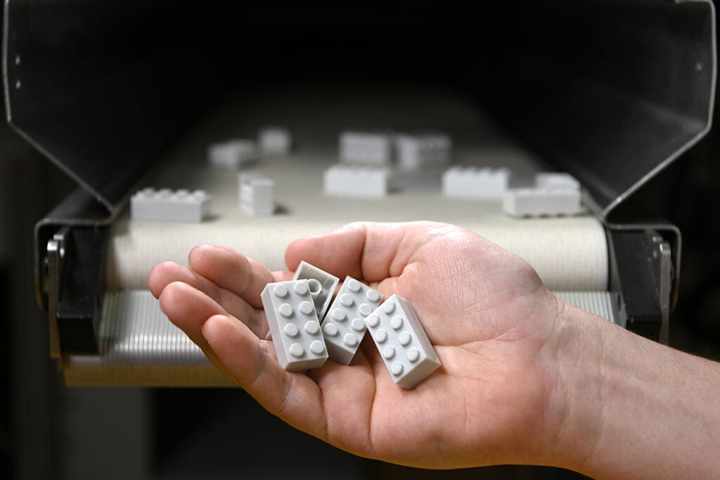Protótipo de LEGO feito de plástico de reciclável é demonstrado