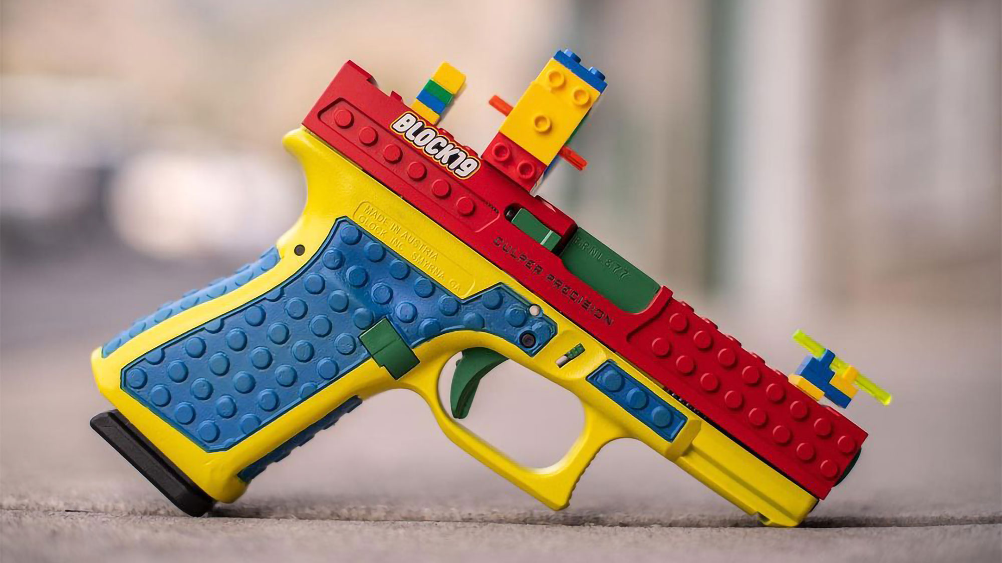 Péssima ideia: uma arma real que parece de LEGO