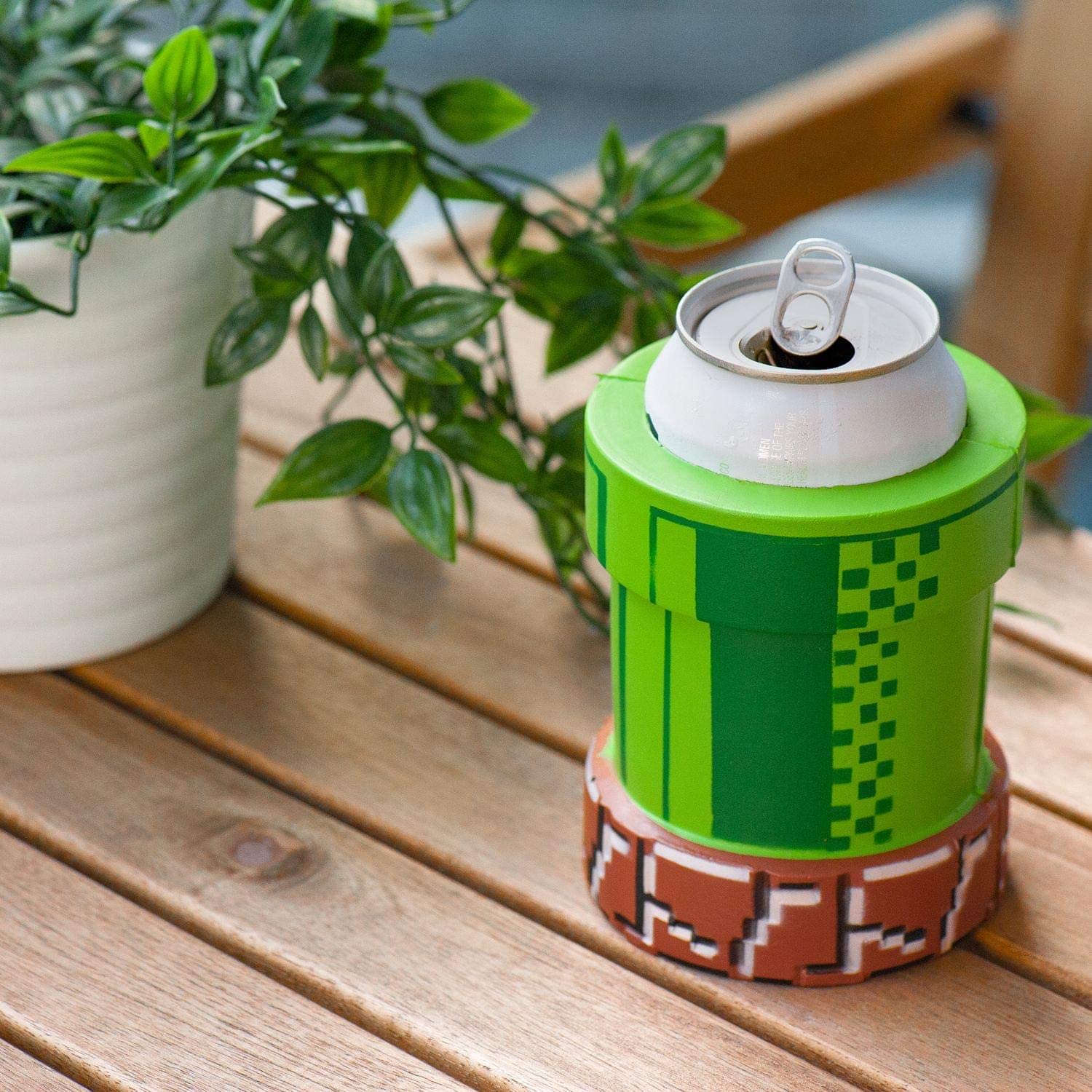 Porta latas do Super Mario mantém a sua bebida em um famoso cano verde