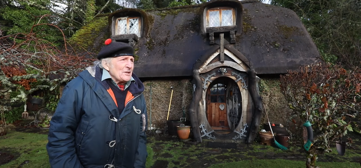 Homem mora em uma casa de Hobbit construída por ele mesmo desde 1984