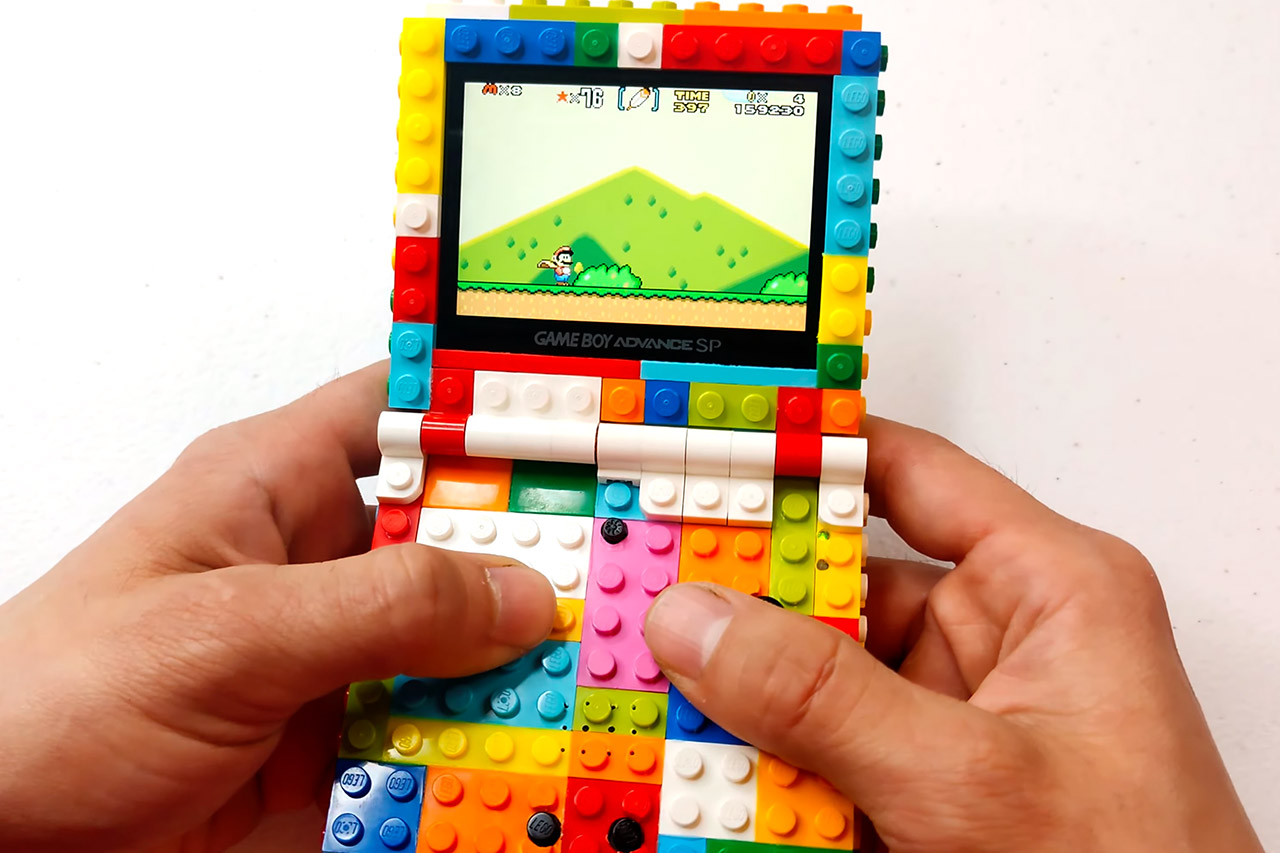 Fã cria GameBoy Advance SP feito de LEGO