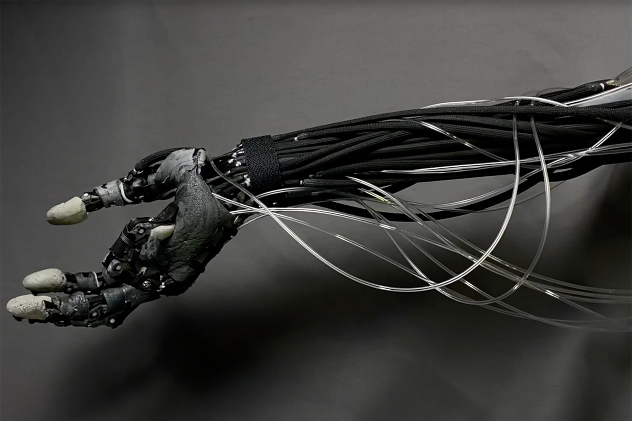Mão robótica realista tem fibras musculares semelhantes à de humanos