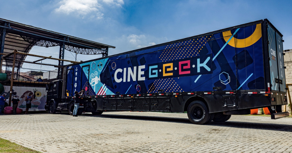 Paraisópolis recebe cinema gratuito ao ar livre pelo projeto Cine Geek