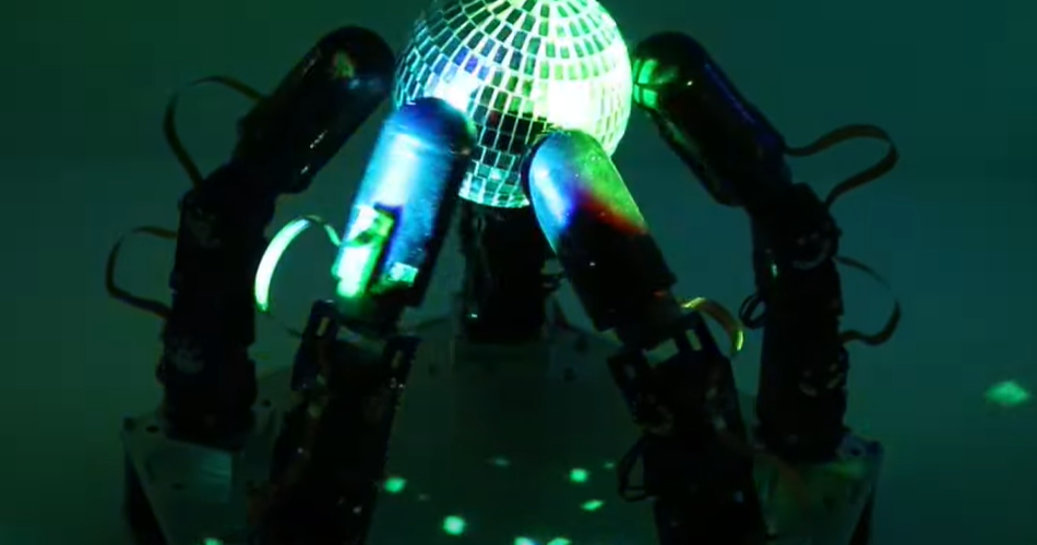 Pesquisadores desenvolvem mão robótica que pode manipular objetos apenas pelo toque