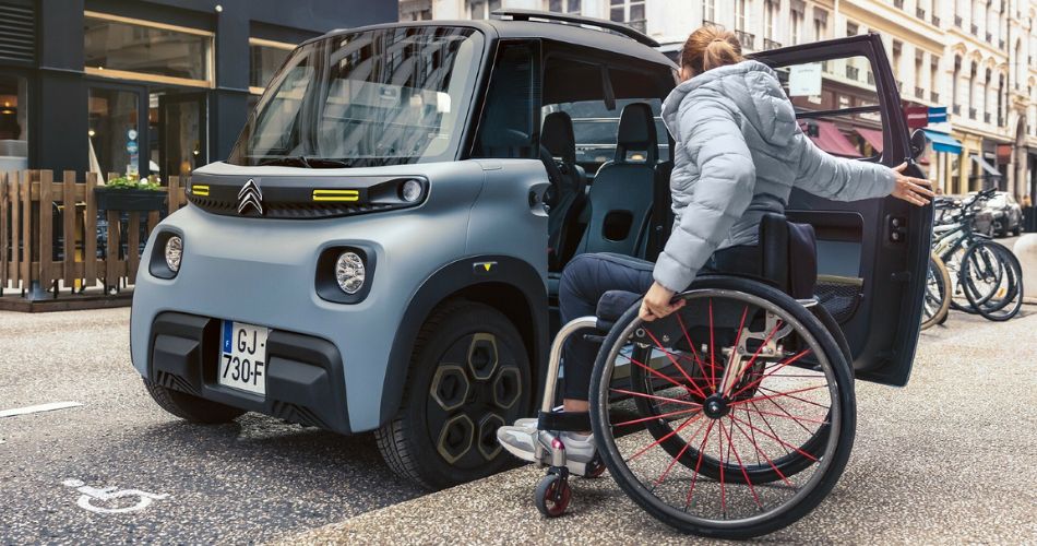Citroen lança conceito de carro compacto elétrico para cadeirantes