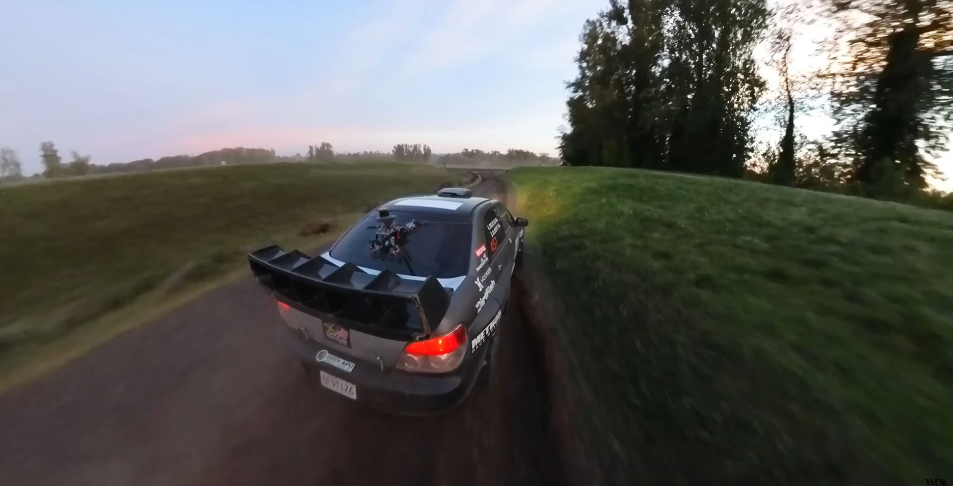 Gravação real parece de videogame com um carro de rali Subaru WRX