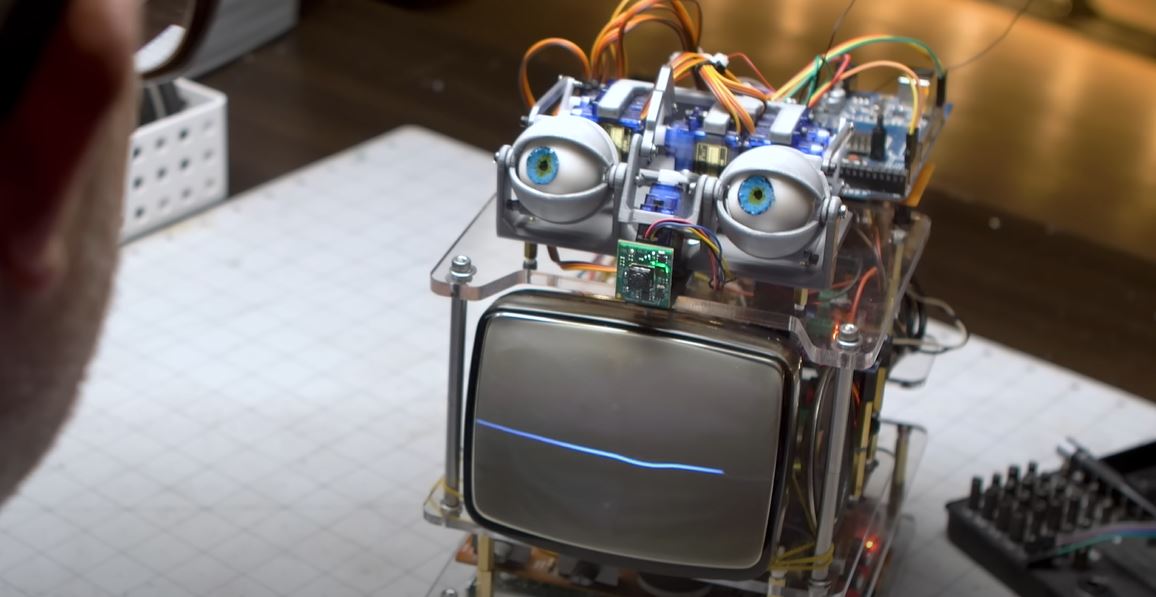 Alexa se torna um robô com olhos piscantes nas mãos de inventor
