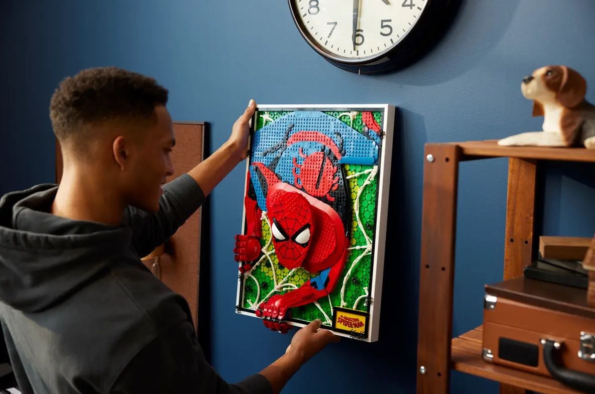LEGO Art The Amazing Spider-Man traz cena icônica do herói nas HQs