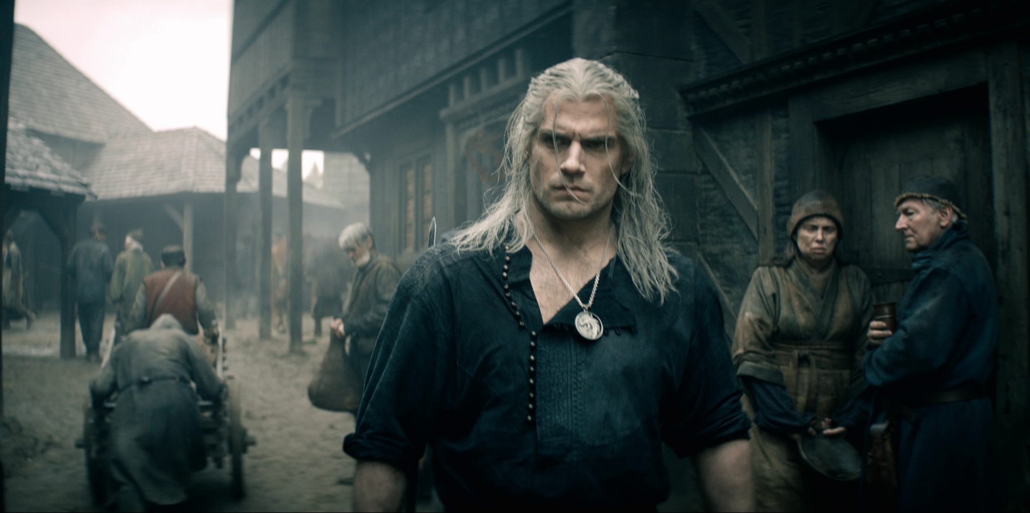 Diretor de The Witcher diz que Henry Cavill deixou série por produção exigir muito do ator