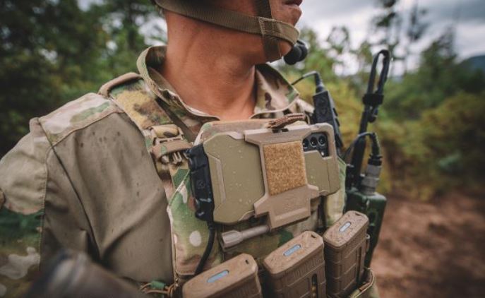 Smartphones militares da Samsung oferecem segurança, conexão com equipamentos e painel de missões