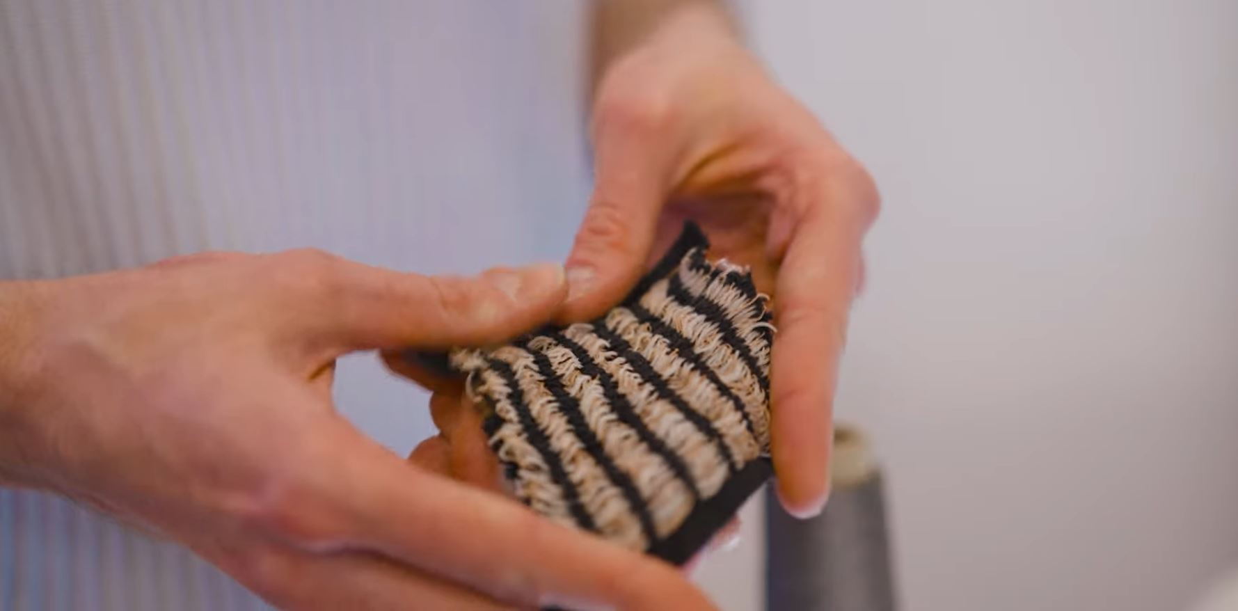 Pesquisadores do MIT Apresentam o FibeRobo, um tecido morfável que reage à temperatura