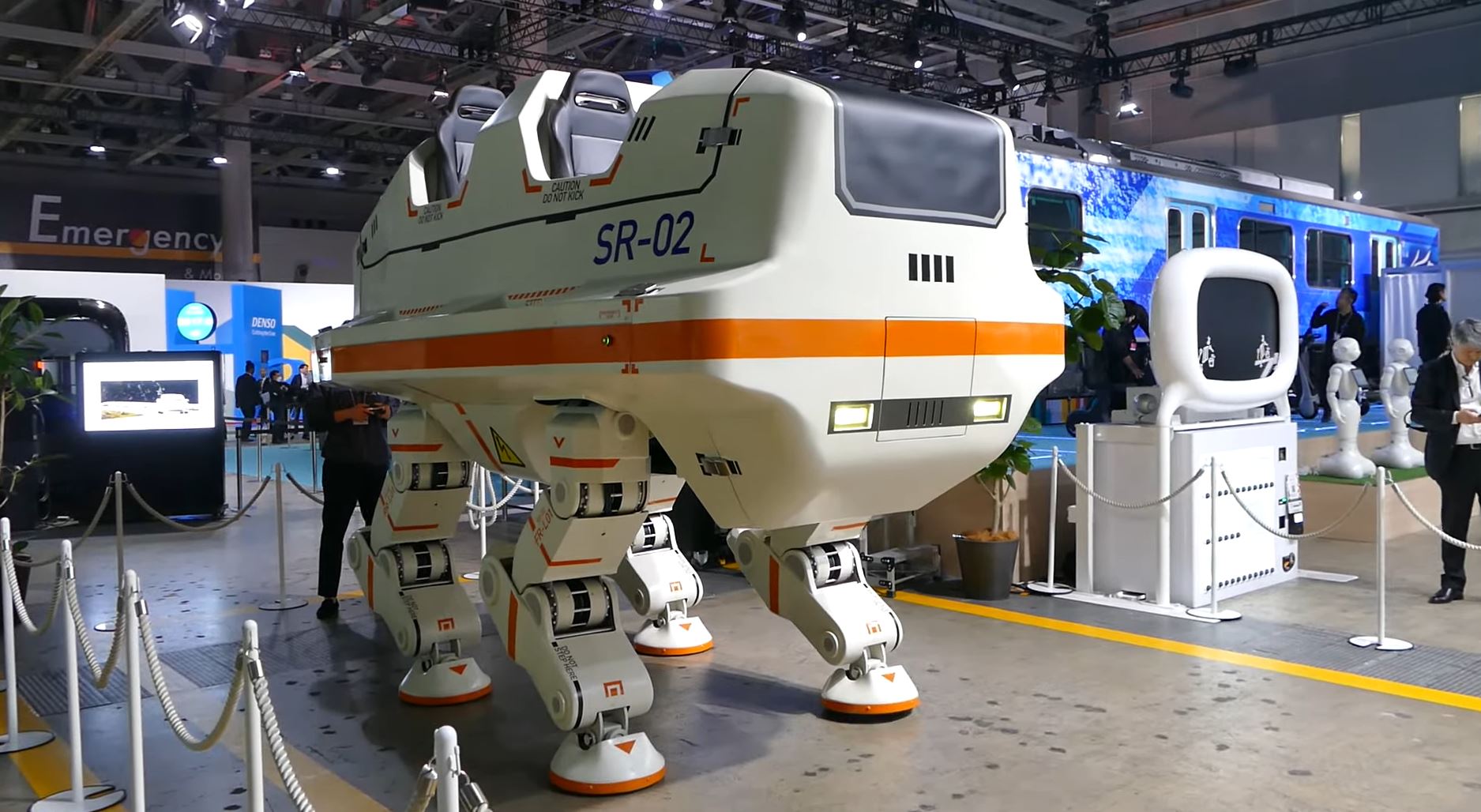 Empresa lança robô gigante quadrúpede que carrega até quatro pessoas