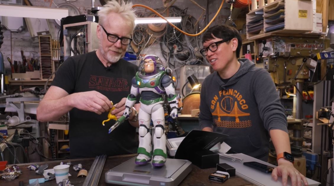 Adam Savage Mostra Incrível Robô do Buzz Lightyear