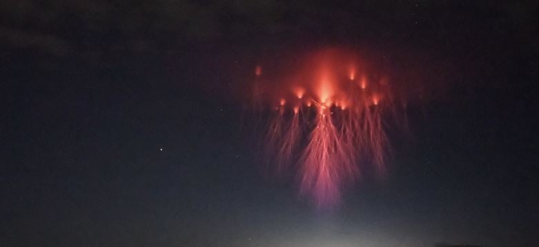 Astronauta registra raro sprite vermelho acima de nuvem de tempestade