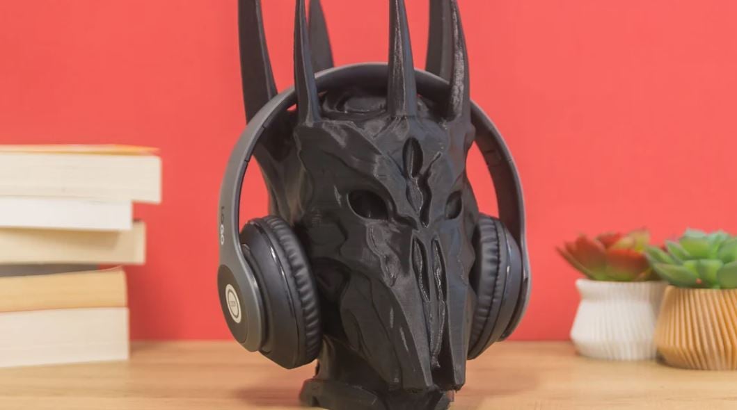 Um suporte para fones de ouvido inspirado em Sauron