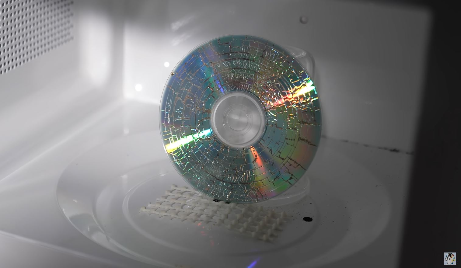 Câmera de alta velocidade registra CD sendo aquecido no micro-ondas em câmera lenta extrema a 80.000 quadros por segundo