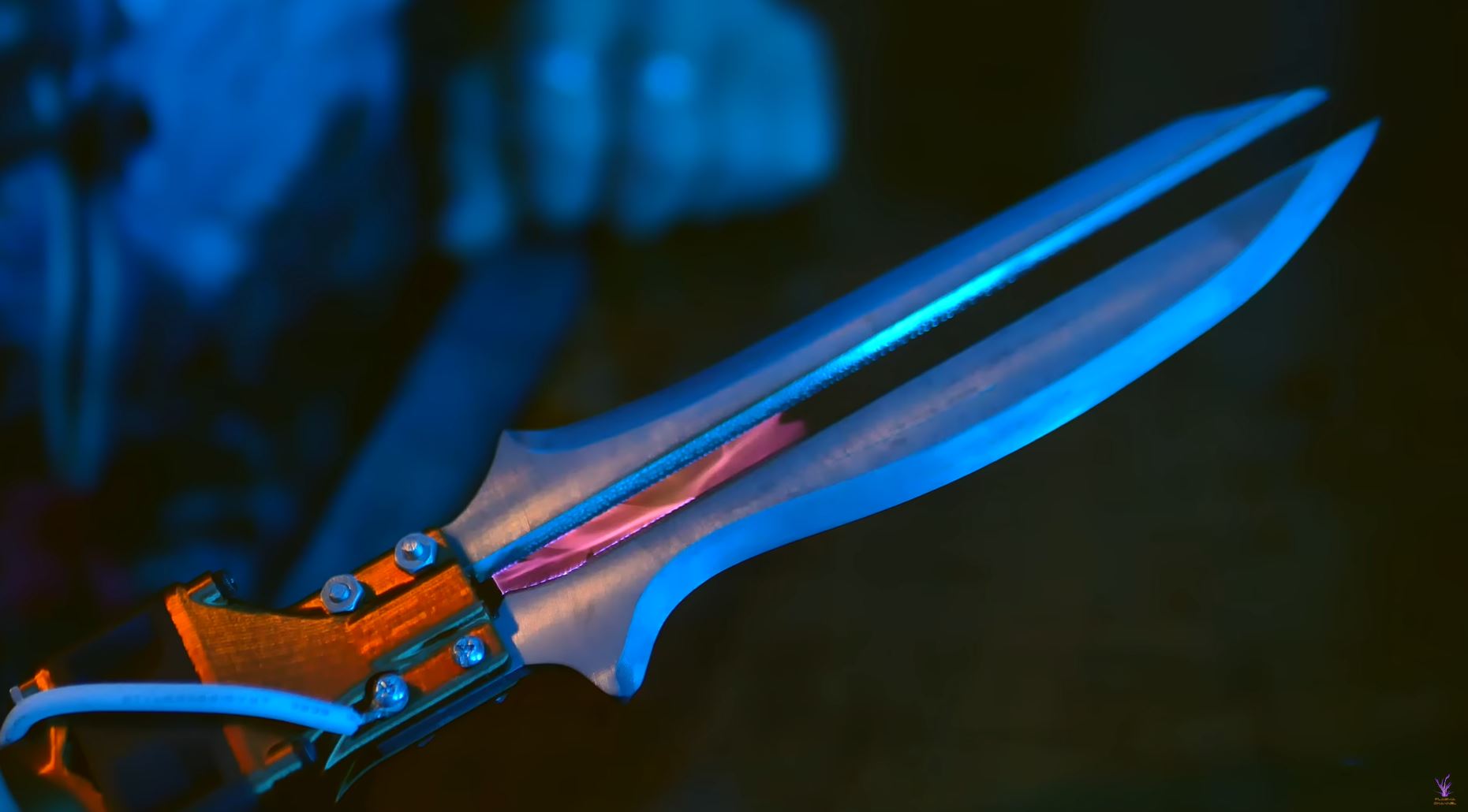 Homem constrói faca funcional com núcleo de plasma inspirada na espada de energia do Halo