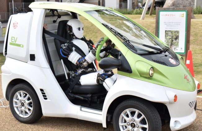 Pesquisadores treinam robô humanoide para conduzir carro de forma autônoma