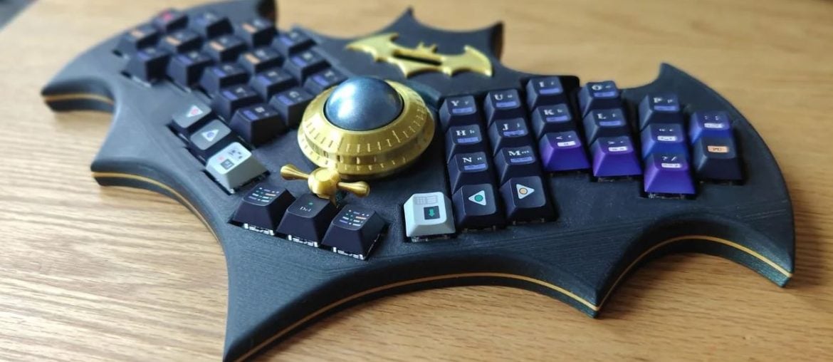 Fã de quadrinhos cria teclado do Batman com formato de batrangue