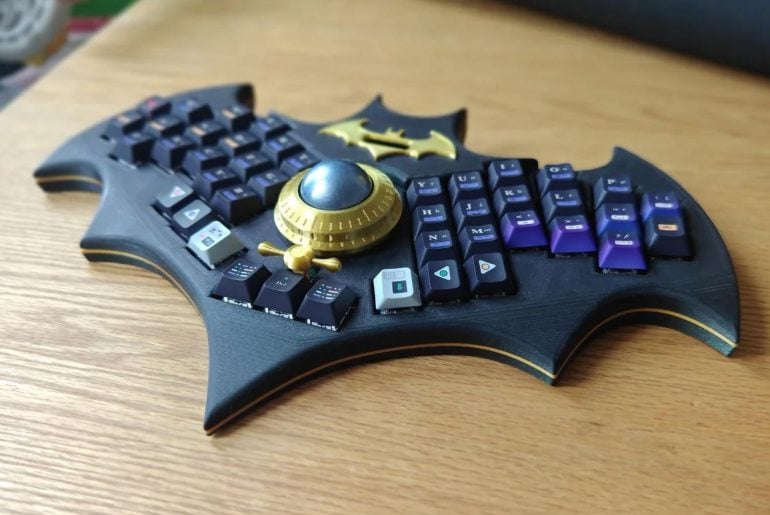 Fã de quadrinhos cria teclado do Batman com formato de batrangue