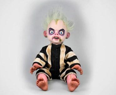 Bebê Beetlejuice ganha boneco em tamanho real
