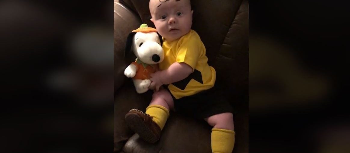 Mãe veste bebê como o verdadeiro Charlie Brown